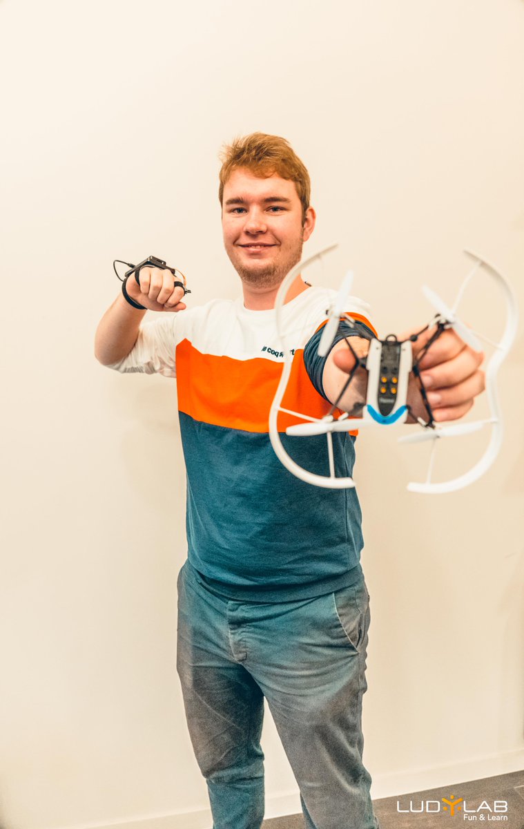 ludylab's tweet photo. Le gant connecté Made In LUDyLAB dernière génération est prêt! 🧡
Son but ? Pouvoir contrôler un drone avec une seule main d’une façon intuitive ✌️😎
Bravo à Raphaël notre ingénieur qui a fabriqué ce gant sur-mesure en 1 mois seulement 😱 !
#gantconnecté #ludylab #vendee #drones https://t.co/eXdtmjz3l9