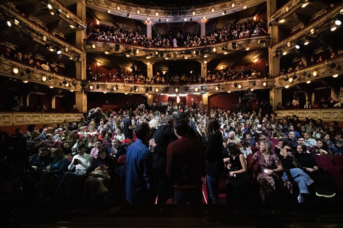 Newtral's tweet photo. 💃 Anoche se presentó la T3 de @dondeestabas en una gala en el Teatro Calderón. Cantaron Rosa López, Estopa y nos acompañaron @ManuelaCarmena @braysefe, Joaquín Reyes y muchos más. Aquí todas las fotos y lo mejor de la #GalaDEE https://t.co/kRyQOm9eqt https://t.co/CM3kZlMxP9