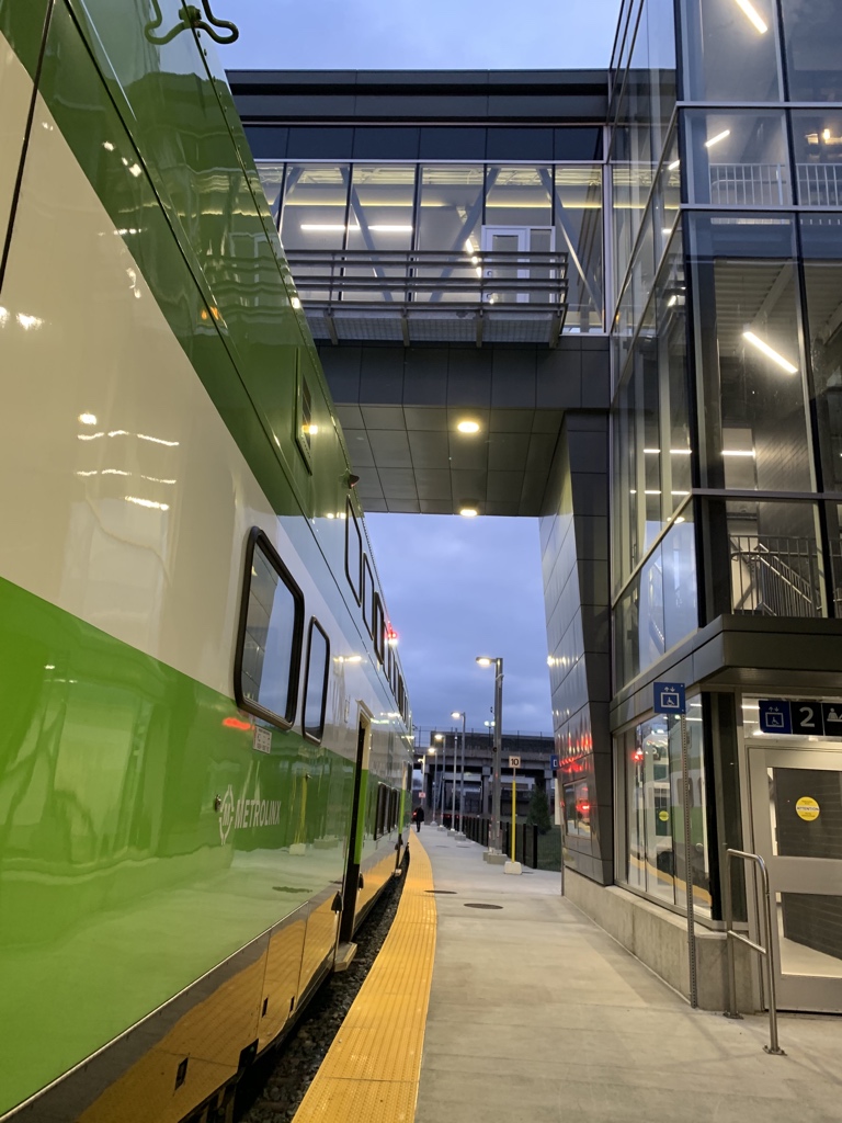 timcarrphoto's tweet photo. Meetings in toronto. Spend hours in dangerous stressful #QEW traffic contributing to #climateChange? Nope: multi-modal transport is a joy even in #hamont where there are “say, 100” of us cyclists #TellCouncilHowWeCycle #TellEstherHowWeCycle @SoBiHamilton https://t.co/Rm4BidjspK