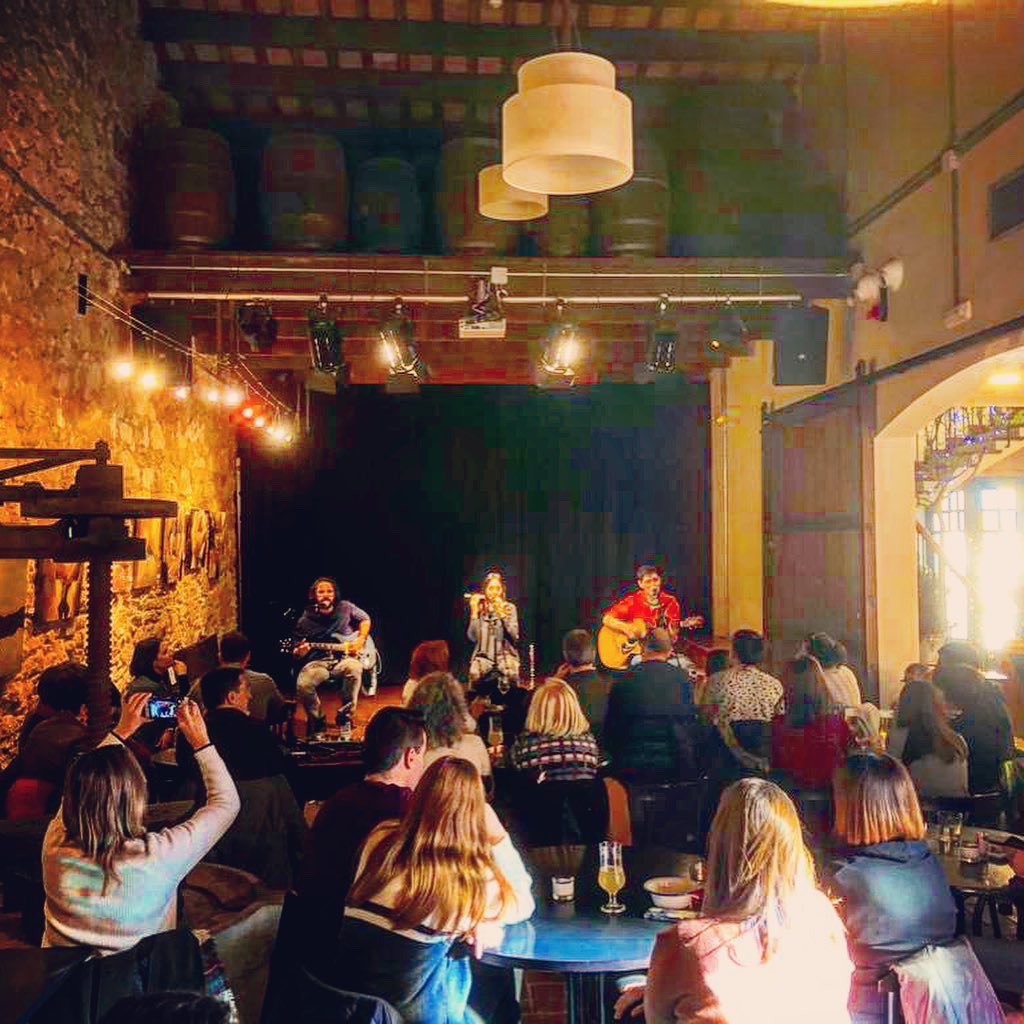 SotracOficial's tweet photo. Moltes grĂ cies a tots els que ens vau acompanyar als concerts de la setmana passada al #LolaCafĂš i a la @CasaIrla! Ens ho vam passar genial!âšđ
Aviat mĂ©s dates!đ¶
âą
âą
#MĂșsica #CatalĂ #PopRock #Concert #MĂșsicaEnDirecte #SegonDisc #CostaBrava #Girona #SantFeliuDeGuĂxols https://t.co/02UX4DQtLo