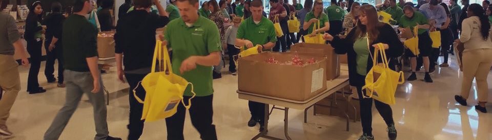 HeatherMKoester's tweet photo. It’s a great morning to head to Charlotte County and prepare 1,100 Kindergarten Readiness Bags for all incoming kindergartners. @SuncoastCGLR team with the help of 35 amazing volunteers will make this happen today. #collaboration to impact #GLReading https://t.co/GSVl3tkrf2