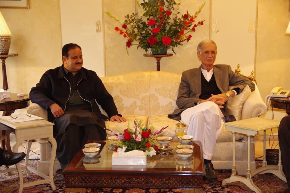 ChTariqBashirC1's tweet photo. اسلام آباد ۔۔۔ 

اتحادیوں سے مذاکرات 
 حکومتی کمیٹی کی ق لیگ کے وفد سے ملاقات۔ 

حکومتی کمیٹی میں جہانگیر ترین، وزیراعلی پنجاب عثمان بزدار ، وزیر دفاع پرویز خٹک شامل۔ 

ق لیگ کے وفد میں چودھری مونس الہی، وفاقی وزیر طارق بشیر چیمہ، اور ایم این اے چوہدری سالک شامل۔ https://t.co/Q9Ksu2HJjT