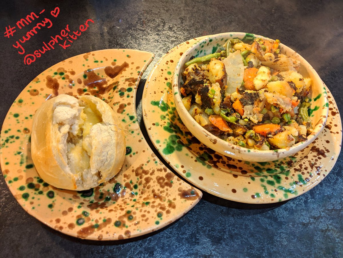 SulpherKitten's tweet photo. #MM_yummy I made bubble and squeak! It's a traditional English dish made using left overs from the Sunday roast. This one is full of healthy veggies! I also baked a fresh bread roll for bubble and squeak sandwiches 😍 https://t.co/NnuTIVEfah