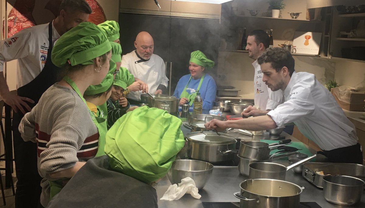 ClubInclucina's tweet photo. Primera sesión de nuestros talleres superada con éxito. Gracias a Daniel Martín Plou, cocinero formador, y a los ayudantes Mariano Andrés, Guillermo Blesa, Juan Carlos Callejas y José Carlos Martín, cocineros voluntarios de la Asociación de Cocineros de Aragón. https://t.co/O02zCBReoT