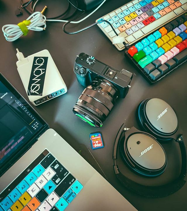Youknowthebo's tweet photo. Desk at work

________________________
#filmediting #keyboard #camera #gear #a6400 #Everydaycarry #desk #edc #mechanicalkeyboard #headphones #a6300 #fromwhereistand #youtube #video #whatsinmybag #vsco #photooftheday #picoftheday #love #berlin #losangeles… https://t.co/zZjMCb7PlC https://t.co/8LgoXV5O8V