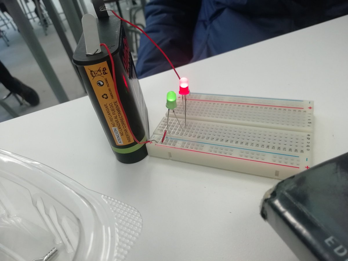 GMJoseJuan's tweet image. Prácticas #steam. Montaje de circuitos electrónicos, tecnología de 4°ESO en el @CBeaterio. Utilizamos entrenadores de #opitec para conocer el funcionamiento de leds, resistencias, transistores y bases de #electronica