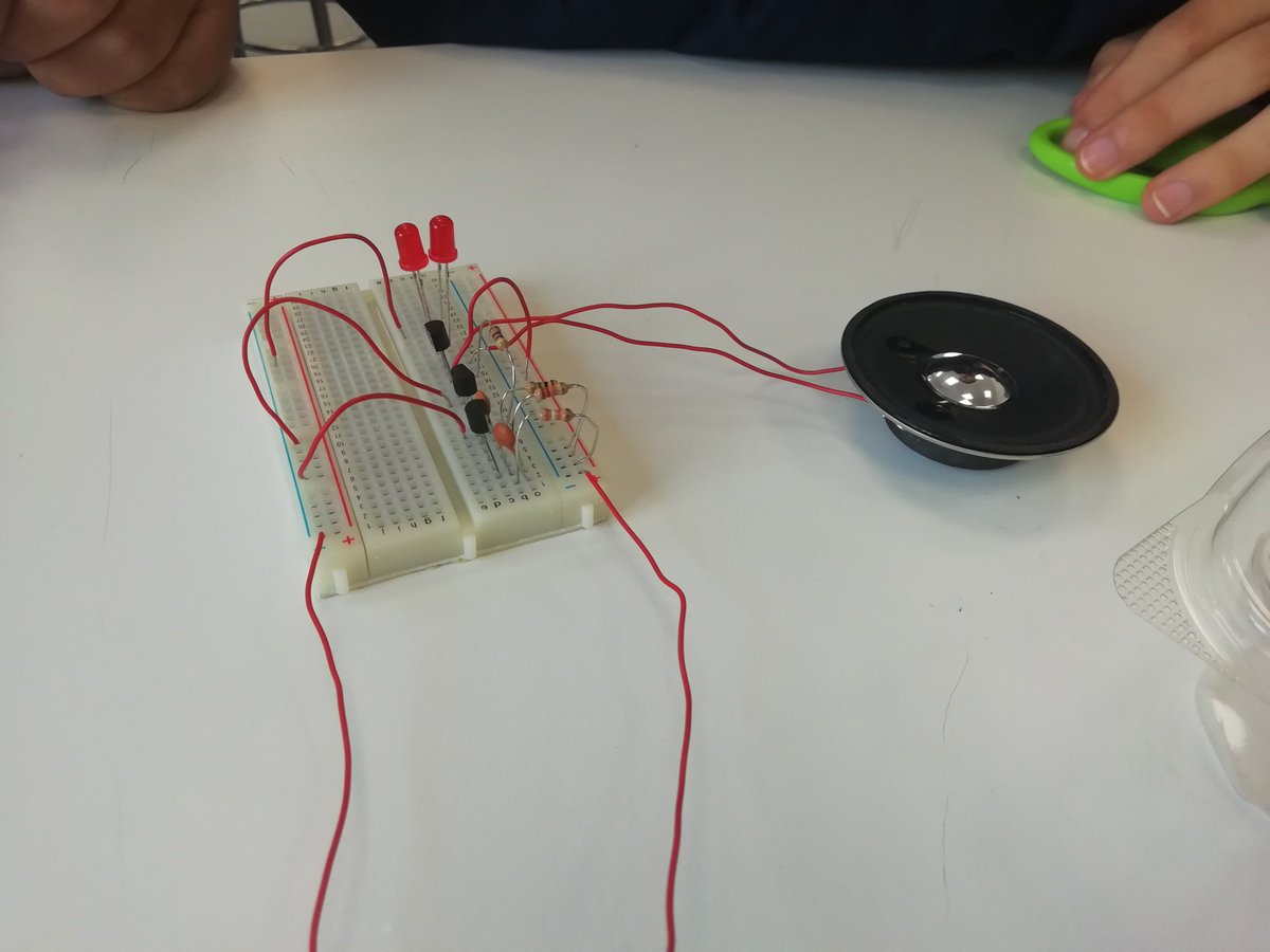 GMJoseJuan's tweet image. Prácticas #steam. Montaje de circuitos electrónicos, tecnología de 4°ESO en el @CBeaterio. Utilizamos entrenadores de #opitec para conocer el funcionamiento de leds, resistencias, transistores y bases de #electronica