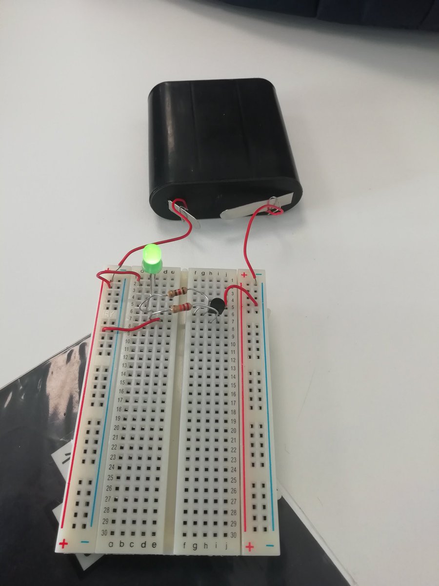 GMJoseJuan's tweet image. Prácticas #steam. Montaje de circuitos electrónicos, tecnología de 4°ESO en el @CBeaterio. Utilizamos entrenadores de #opitec para conocer el funcionamiento de leds, resistencias, transistores y bases de #electronica