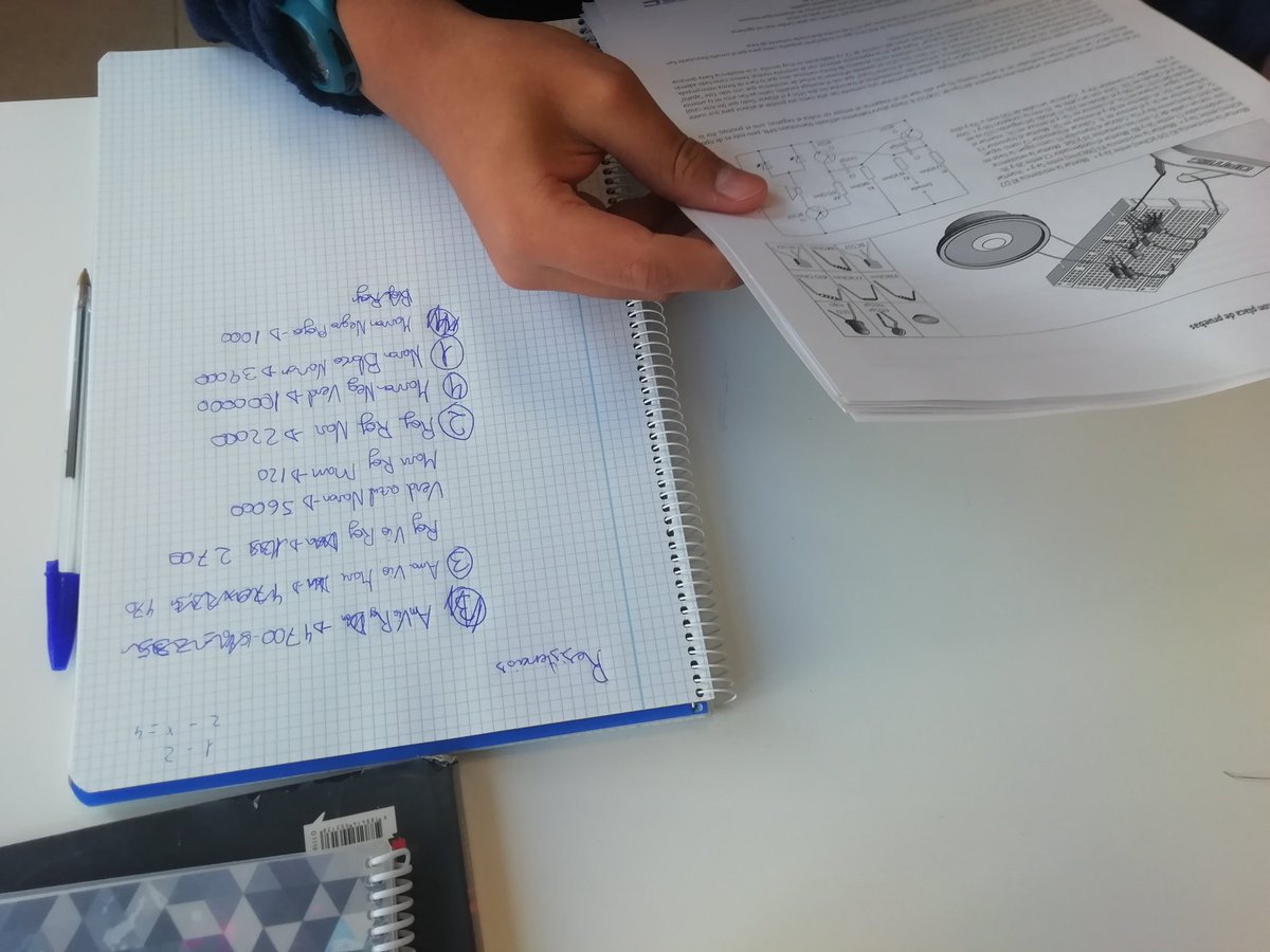 GMJoseJuan's tweet image. Prácticas #steam. Montaje de circuitos electrónicos, tecnología de 4°ESO en el @CBeaterio. Utilizamos entrenadores de #opitec para conocer el funcionamiento de leds, resistencias, transistores y bases de #electronica