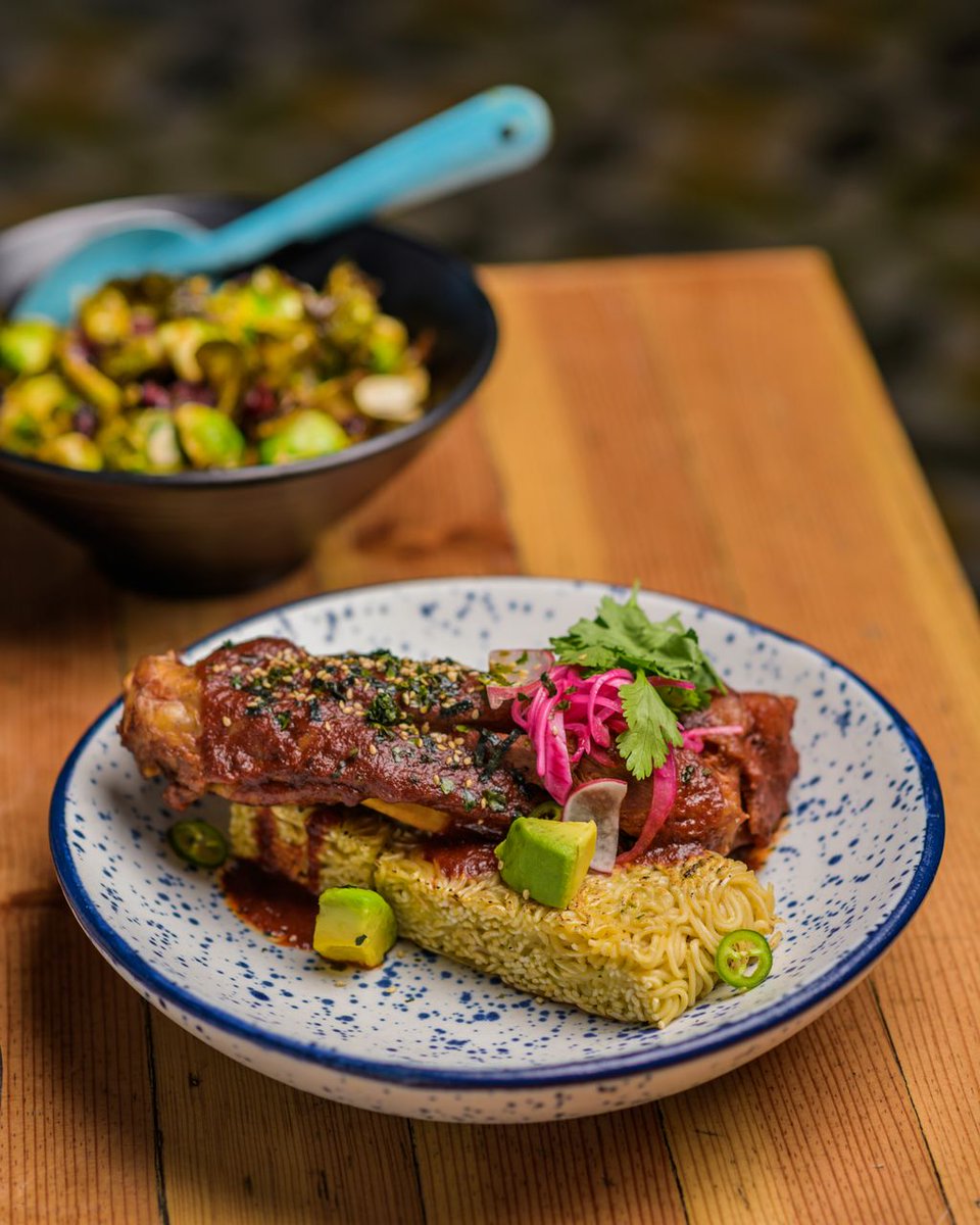 Chamorro de Chancho Birriamen cocinado a baja temperatura en birria y montado sobre una cama de ramen “planchado”. 🤤

Reserva al 23015987. 

#quierochancho #chanchopalabanda #chanchogdl #especialesdelmes