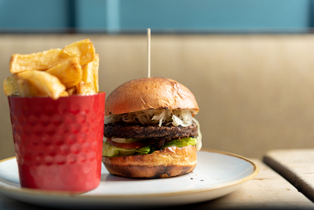 MereScribblerSW's tweet photo. If you haven't tried our delicious @miamiburgeruk then #Veganuary is definitely the time! The #plantbased patty is kind to animals and the environment, and that sounds delicious to us! 😘
#MiamiBurger #ldnvegans #plantbasedlondon #vegout #streatham #londonpubs #southlondon https://t.co/3zWpSu6jYk