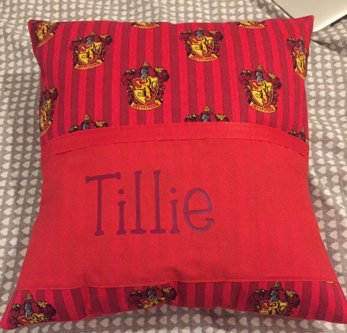 artymum3's tweet photo. Decided to get my sewing machine out and made some reading cushions #lovetosew #handmade #gifts #lovetoread https://t.co/thUzjw8JC8