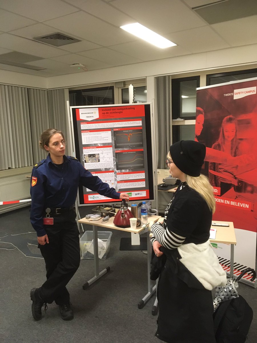 Tbobrw's tweet photo. Opendag #Saxion .Student,die haar stage bij brandweer Twente loopt, legt uit hoe een door haar ontwikkelde rookzichtlengte meter werkt. Welke daadwerkelijk is gebruikt bij onderzoeken van de brandweeacademie. https://t.co/vU9I1Yh3v5