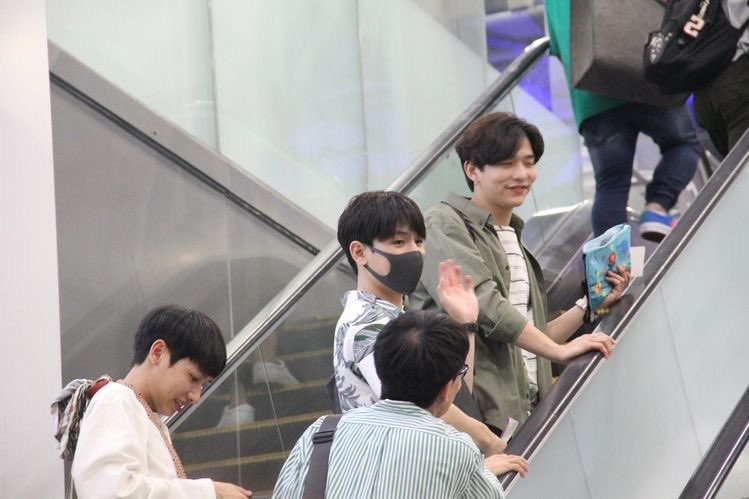 leenew being cuties on the escalator i Adore the