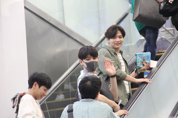 leenew being cuties on the escalator i Adore the