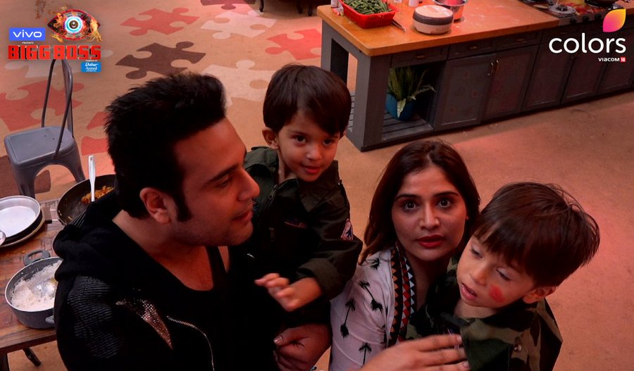 Learner Dwell forhold Bigg Boss 13 Day 108: Madhurima hits Vishal with frying pan; Arti's brother  Krushna visits house for 'family week'