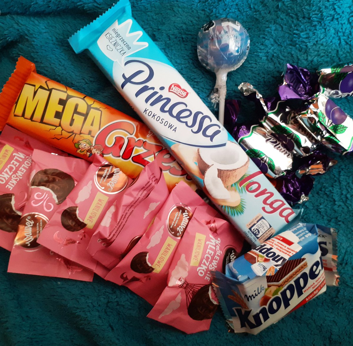 wikyvstheworld's tweet photo. I sapori della mia #infanzia non hanno mai fine 🥥🍭🧁🍬credo che mi verrà il #diabete 
#polishgirl #geek #Foods #dolci #princessa #cocco #plum #czekolada🍫 #knoppers #królewskiemleczko #ptasiemleczko #megagrześki #toffie #ogopop #cottoncandy #wanilia #goodvibes #Happiness #wawel https://t.co/Is87XwSpuS