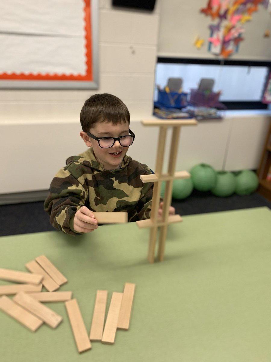 PESlibrary1's tweet photo. Intro to KEVA planks in kindergarten! #freeplay #kevaplanks #itsadog #itsapool @PomperaugES https://t.co/KxjKu98Weh