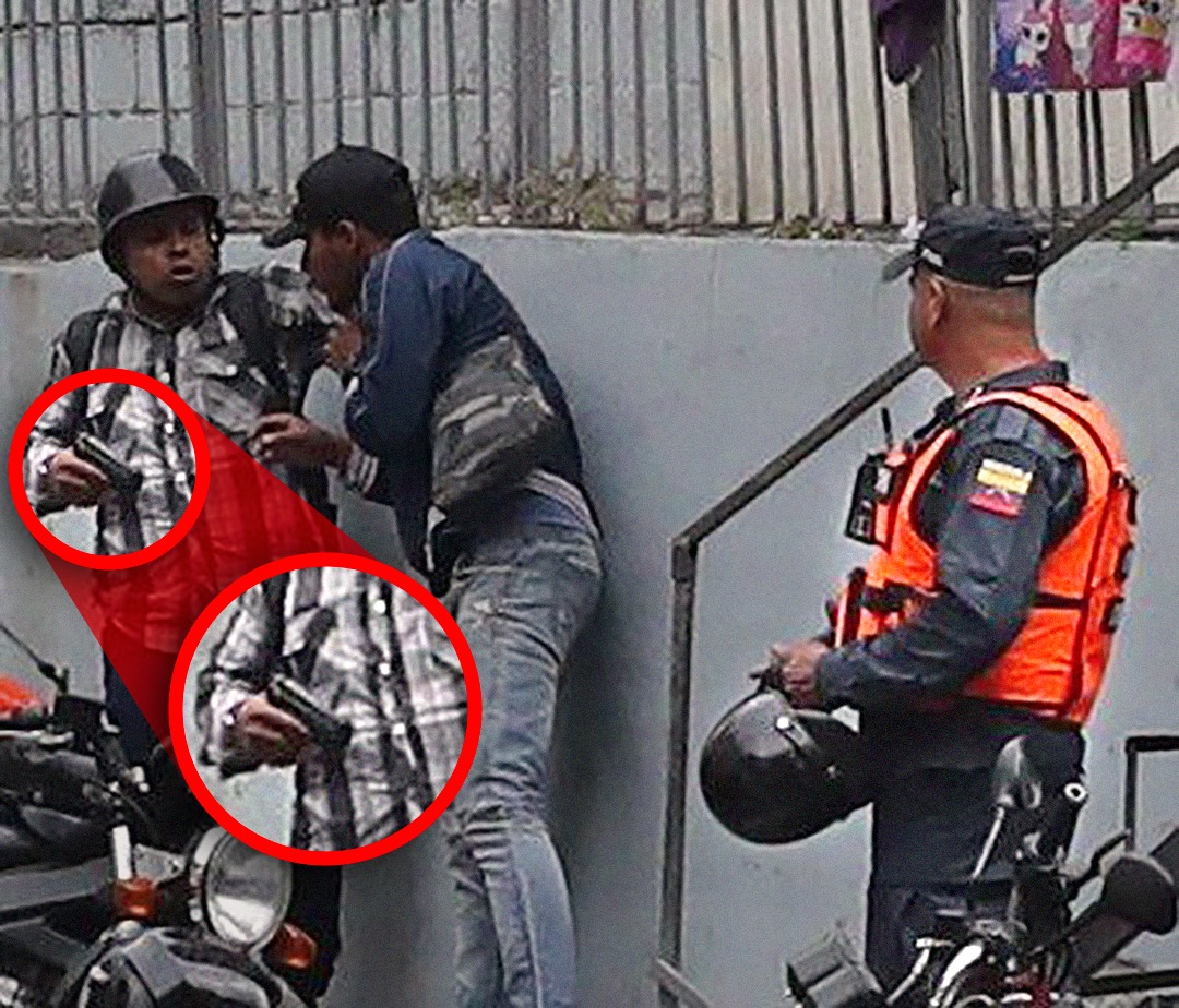 JuanPGuanipa's tweet photo. Que el mundo vea cómo con la complacencia de los cuerpos de seguridad de Maduro, los paramilitares con armas de fuego atacan al equipo de @eldiario y otros medios de comunicación. La dictadura pretende con la violencia silenciar a un pueblo que ya no aguanta más. https://t.co/33tpIT7sGQ