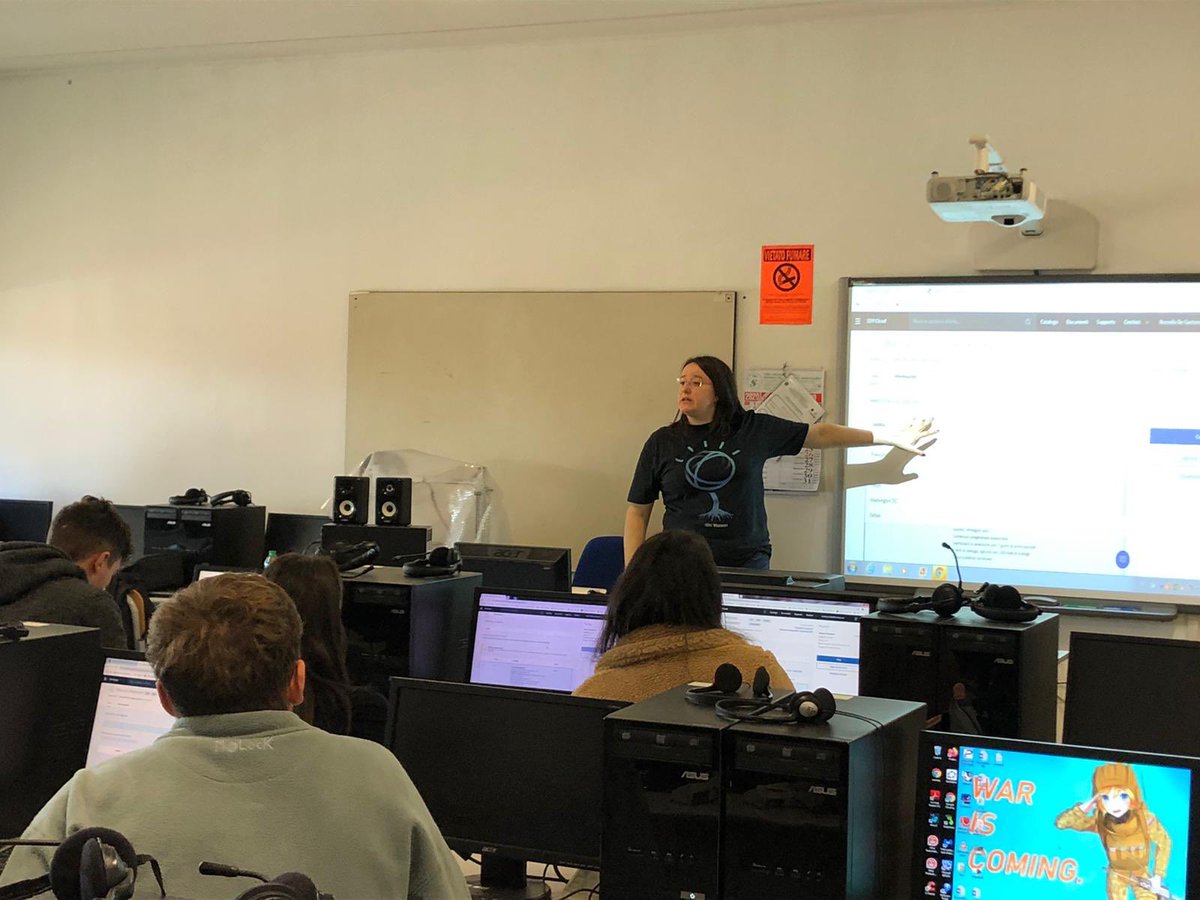 DeGaRoss's tweet photo. Questo anno continua la collaborazione con il liceo Cannizzaro di Roma per Alternanza Scuola Lavoro. Oggi lezione sulle tecnologie cognitive: cosa sono, dove e come si usano, l’impatto sulla nostra quotidianità. Ovviamente esercitazione pratica con Watson Assistant su #ibmcloud https://t.co/KU0S8XmBmp
