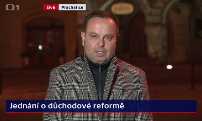 Puncoskka's tweet photo. Asi to není úplně podstatné, ale český konzervativec jde do večerních zpráv v mikině se zipem a na to si ještě vezme vzorované sako??? To mu nemůže někdo poradit? @ODScz
#modnipeklo #pestnaoko #pomoc https://t.co/nDlWNBc4b5