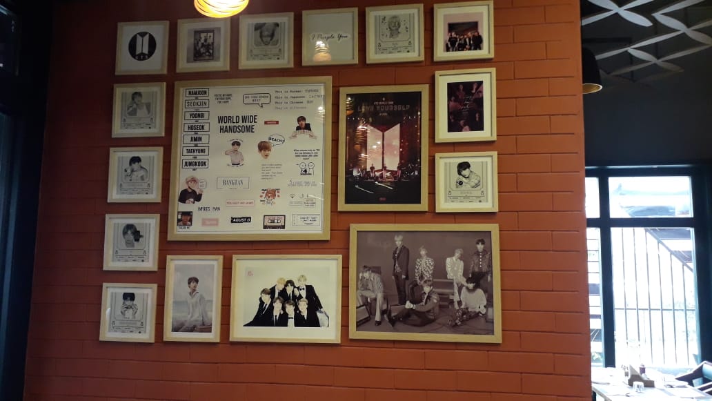SaynikFor7's tweet photo. y'all listen ,there is a korean restaurant in Jaipur called as 'map of the seoul' based off of BTS theme. The owner is also an army. I went there today, the food was good , they were playing BTS songs. I felt like i was at heaven. Army's y'all should check it out. 💜💜💜💜 https://t.co/Zm0FJll2EM