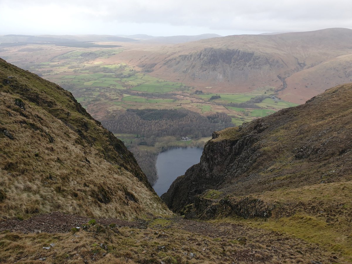 _YY125's tweet image. 12miles, 5hrs 28mins - Whinrigg &amp;amp; Illgill head ✅✅ even caught a glimpse of Slightside bearing some snow (Representing @nuclearpolice at #LTL2020 #lightthelakes2020 #COPSUK) #wainwrightbagging #LakeDistrict #cumbria #thisishome