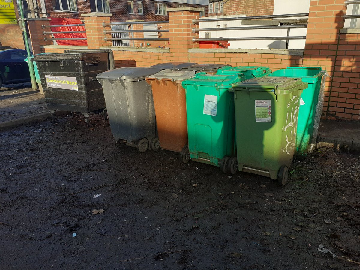 KielMitchell2's tweet photo. One of the many battles we have in our area is fly tipping and drug paraphernalia left laying around in public places 😡 thanks to the team for the helping hand clean this area  👍👍 @iam_mark_wright @my_radford @RealmPublic @chidiegenti https://t.co/utv7lipnFq