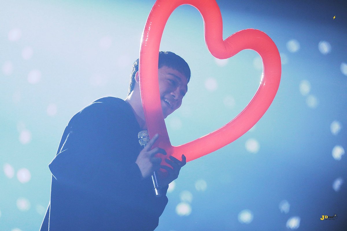 hunmaboo's tweet photo. so much love for this man 😭❤

@weareoneEXO
#에리랑_같이걷자_종대야
#종대와함께
#엑소9명 https://t.co/zVvBwofLCv https://t.co/PdQRWpszUs