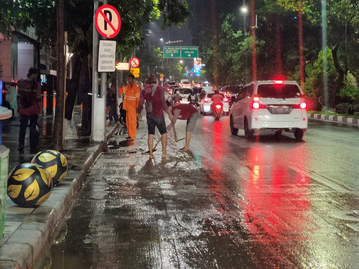 Woooiii, mana genangannyaaaa? Saya pengen renaaaang, udah lewat mayjend kok ilang airnya??? Malah banyak bapak2 iki gimana!? Katanya  Surabaya Banjir? <a href="/e100ss/">Radio Suara Surabaya</a> <a href="/BanggaSurabaya/">Bangga Surabaya</a> <a href="/SapawargaSby/">Sapawarga Kota Surabaya</a>