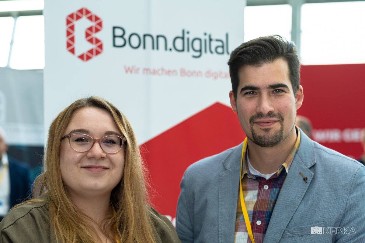 OliverKepka's tweet photo. In Australien trifft man auf Kängurus 🦘 Auf #Digitalisierung​s-Events trifft man garantiert auf @Bonndigital: @hannahkaline und @Sascha_Foerster im Einsatz auf dem Cloud Unternehmertag 2020 #CUT2020 im Kameha Grand #Bonn https://t.co/gB8Cm12N9a