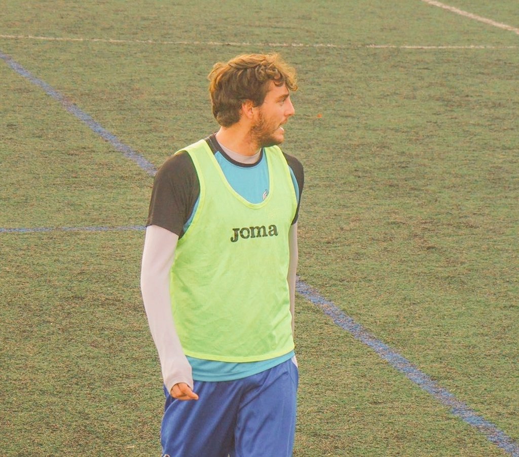 udparcoficial's tweet photo. Se'n va un gran jugador, se'n va un amic, se'n va el CAPITÀ! El club et desitja molt sort 🍀 en aquest nou projecte de vida!
Imprescindible pels companys, "quasi"😉 imprescindible per l'equip!
MOLTA SORT! T'ESTAREM ESPERANT!! @SergiMaca https://t.co/5kjH4558ac