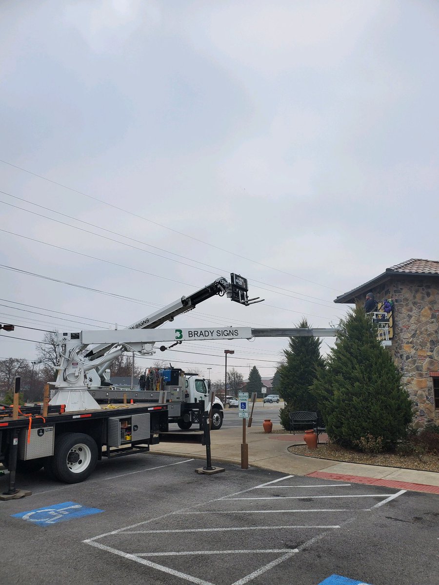 BradySignCo's tweet image. Guys are hard at work this morning putting up new @olivegarden signs at the Sandusky location. We are using our new @AltecInc sign fork/material handler attachment to make things go that much smoother. #OurSignsMeanBusiness #ThirdPartyInstalls