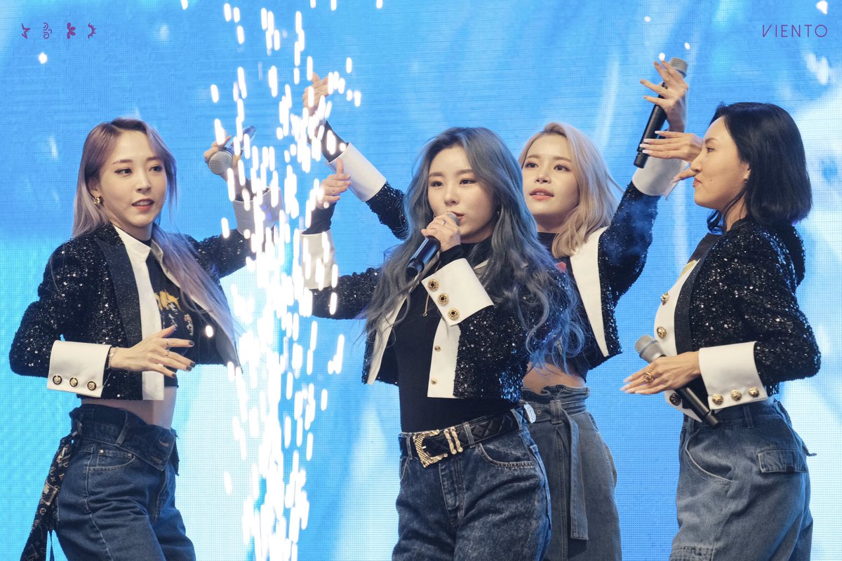 vientoswfs's tweet photo. 191221 가치삽시다 크리스마스 마켓 

miss u  

#마마무 #솔라 #문별 #휘인 #화사 #MAMAMOO https://t.co/yNkfKNVgjg