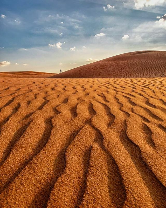 yjoshi's tweet photo. Insignificant
#redsanddunes #visitdubai #desert #lonely #leadinglines #scale #perspective #orange #blue #clouds #human #bbcearth #natgeo https://t.co/GqAOVcwHbU https://t.co/WbouiBTlpW