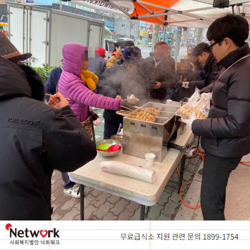 networks111's tweet photo. 지난 12월 26일 CJ프레시웨이에서 무료급식소 어르신들을 위해, 겨울하면 생각나는 인기간식 군고구마와 어묵을 간식으로 대접하였습니다. 추운 날 어르신들을 위해 간식코너를 제공해 주셔서 감사드립니다. 
https://t.co/nnkbw7n2EF
#겨울간식 #무료급식소 #군고구마 #어묵#CJ프레시웨이 #어르신간식 https://t.co/O70EZkeIBO