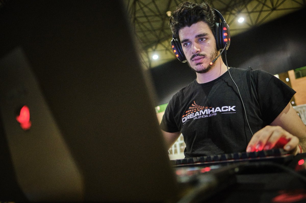 Yo: "Uf lo siento, no puedo. Este finde estoy muy liado" 

Yo también: