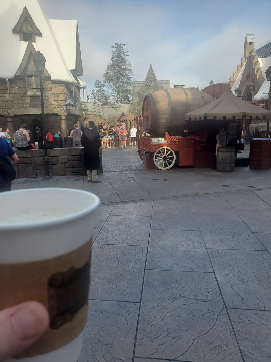parrishjc's tweet photo. Hot butterbeer and riding Hagrid. Another awesome day in Florida! #universalstudios #islandsofadventure https://t.co/pz95jRJUdL