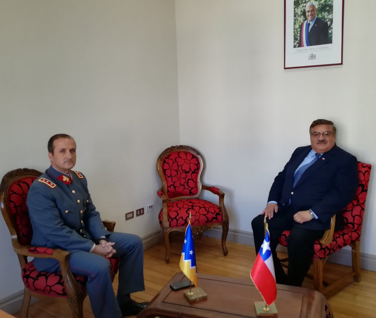 Gobernador provincial de Magallanes, @HomeroVillegas1 recibe el saludo protocolar del General de División, Comandante en Jefe de la V División de Ejército, Rodrigo Ventura Sancho, que asumió en diciembre pasado. <a href="/Ejercito_Chile/">Ejército de Chile</a>