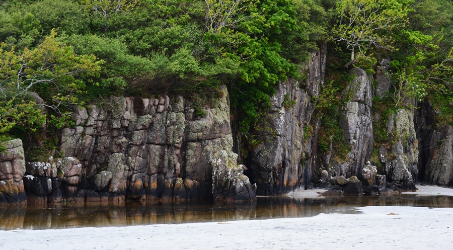 SDinPics's tweet photo. The lowtide crossing to #Erraid

'A sea-bred boy would not have stayed a day on Earraid; which is only what they call a tidal islet' 

- but David Balfour of #Kidnapped thought he was marooned so 'I might have left my bones there, in pure folly' https://t.co/rSBHHlwVwb