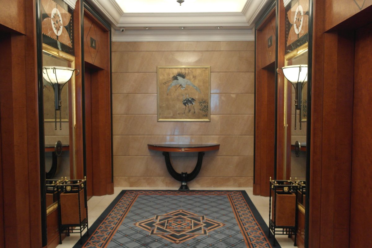 성월동화 장국영과 토키와타카코 호텔 로비에서 이마이 찐하게 키스를 하고... 부러워서 저기 가서 묶었습니다 한국영화 도둑들의 수영장씬으로도...