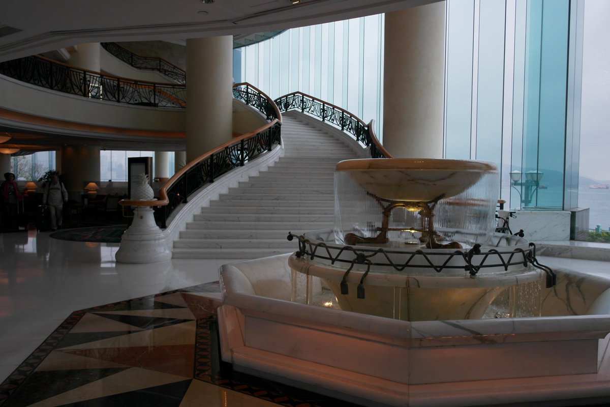 성월동화 장국영과 토키와타카코 호텔 로비에서 이마이 찐하게 키스를 하고... 부러워서 저기 가서 묶었습니다 한국영화 도둑들의 수영장씬으로도...