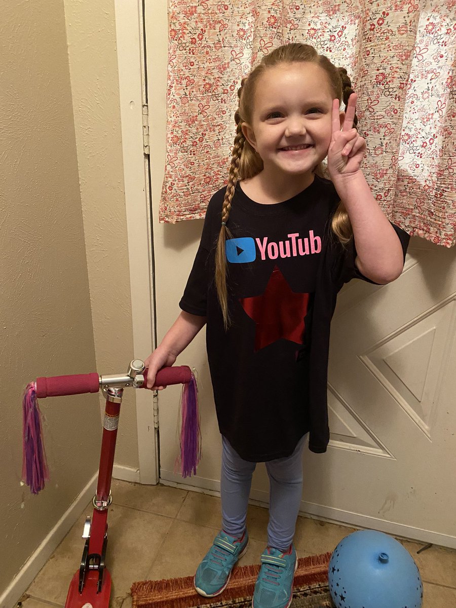 TeacherKristaB's tweet photo. Future YouTube star! #careerday #huskiescan #mommyhasacricut @Harrington_El https://t.co/pMo45CBi32