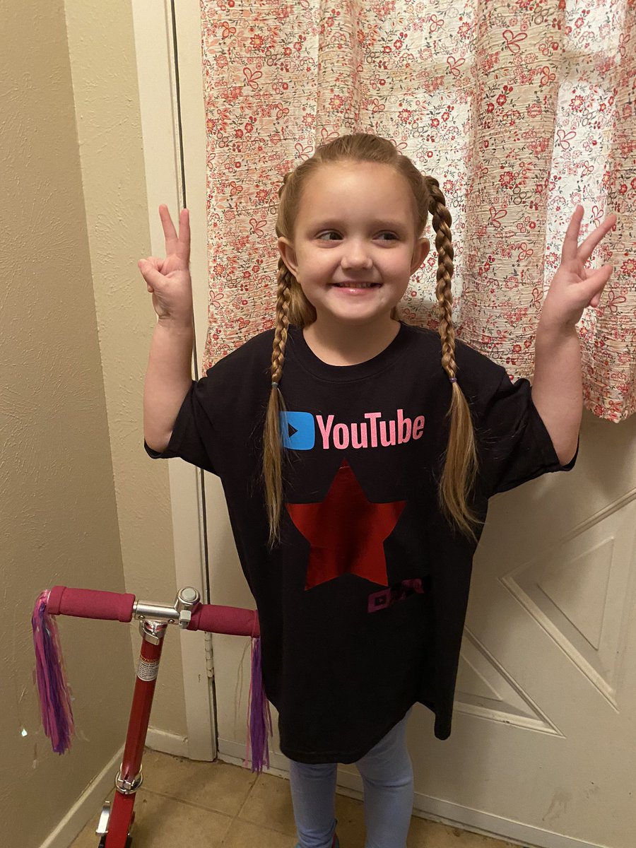TeacherKristaB's tweet photo. Future YouTube star! #careerday #huskiescan #mommyhasacricut @Harrington_El https://t.co/pMo45CBi32