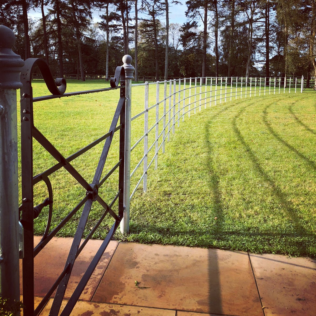 This estate gate and railings we installed are a thing of beauty! We install all types of fencing and gates👌🏼 #tatton #fencing #cheshire #estate #railings #fencedesign #garden #gardendesign #gardenfencing