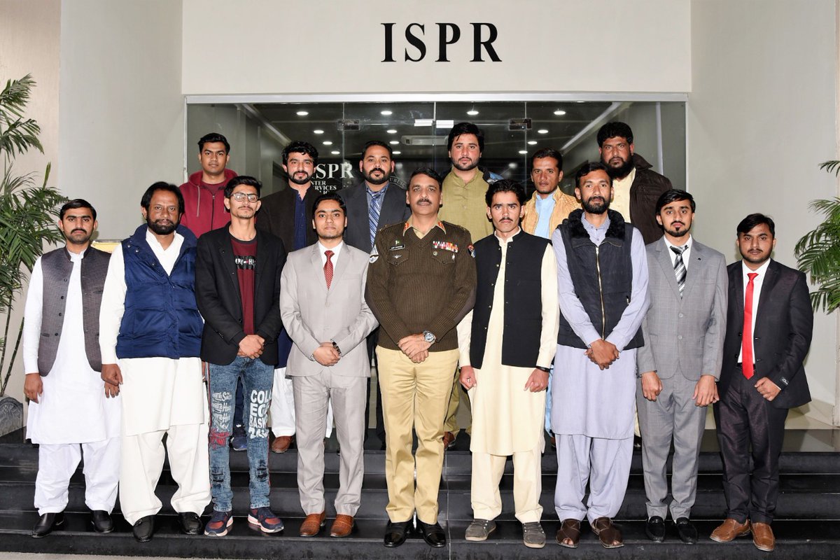 awaismushtaq13's tweet photo. Team southern Tigers πͺ πͺ with DG ISPR Major General Asif Ghafoor β£ β£
Alhamdulillahπ
#Southerntiger #DGISPR https://t.co/bGSR0ba7Qr