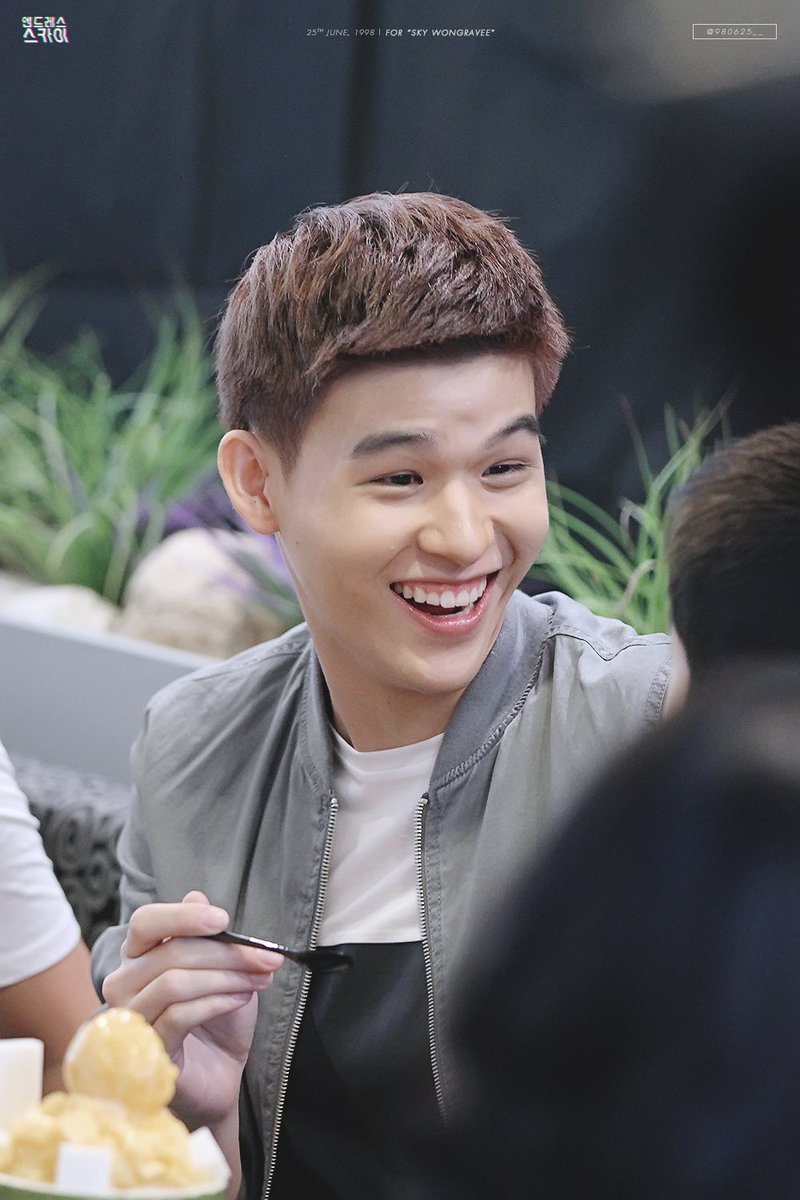 nnnriss's tweet photo. เล่าให้ฟังหน่อยสิ้คุณ ตอนนั้นคุยไรกันอยู่ ดูตลกจังอ่ะ😆
#สกายเป็นคนตลก
#skywongravee https://t.co/vK4H5ejoMB