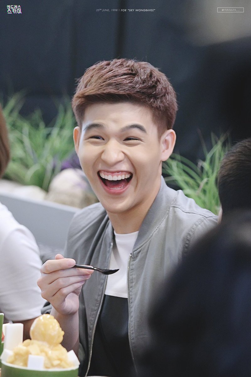 nnnriss's tweet photo. เล่าให้ฟังหน่อยสิ้คุณ ตอนนั้นคุยไรกันอยู่ ดูตลกจังอ่ะ😆
#สกายเป็นคนตลก
#skywongravee https://t.co/vK4H5ejoMB