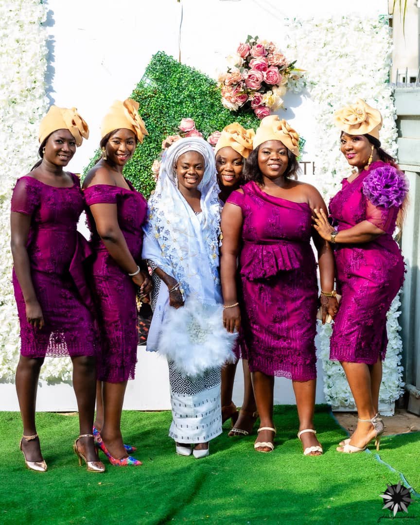 Mzcyndy's tweet photo. Bride with her ladies rocking their turban headwear from @turbanista_gh  
.
.
.

Headpieces by #LeDeedee #Turbanista_gh 
. 
.
Delivery nationwide (not free) 
. . .
Contact @turbanista_gh Le Deedee on 0545629626 for all your hats, fascinators , headbands, headgears n turbans need https://t.co/wIH5iIczU2