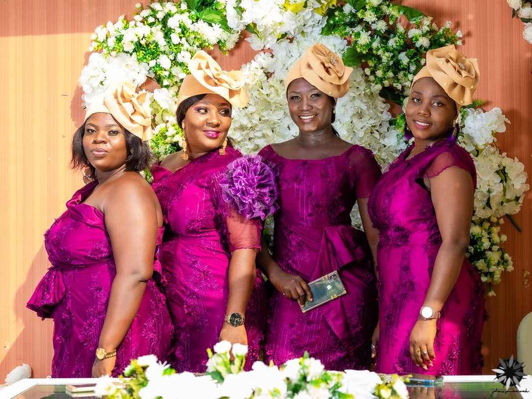 Mzcyndy's tweet photo. Bride with her ladies rocking their turban headwear from @turbanista_gh  
.
.
.

Headpieces by #LeDeedee #Turbanista_gh 
. 
.
Delivery nationwide (not free) 
. . .
Contact @turbanista_gh Le Deedee on 0545629626 for all your hats, fascinators , headbands, headgears n turbans need https://t.co/wIH5iIczU2